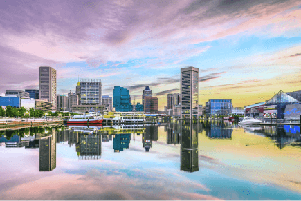 Baltimores skyline speilet i havnen