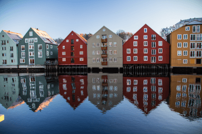 Fargerike trehus ved vannet