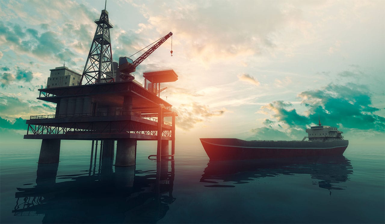 Oljeplattform og skip på havet i solnedgang